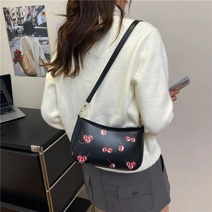 Sac bandoulière demi-lune noir chic avec imprimé cerises et boucles dorées pour femmes