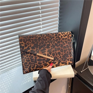Elegante borsa a bustina leopardata con chiusura in metallo e trama effetto pelle