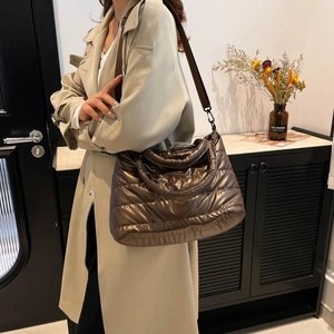 Sac à bandoulière matelassé bronze métallisé avec rembourrage brillant et sangle amovible