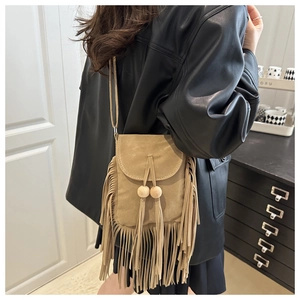 Détail du sac bandoulière bohème en daim kaki avec de longues franges et perles