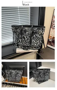 Vista dettagliata della borsa tote graffiti nera con motivi di gatti e scritte Faith Love