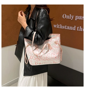 Dettaglio di una borsa tote grande con graffiti rosa e stampe di gatti su pelle bianca