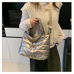 Détail du sac cabas matelassé argenté avec bandoulière amovible en nylon beige
