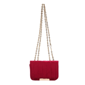 Piccola borsa quadrata retrò in velluto rosso scuro con finiture dorate e catena