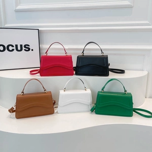 Sacs à main chic en cuir gaufré en cinq couleurs avec rabat ondulé et détails dorés