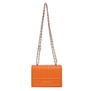 Modische orangefarbene gesteppte Umhängetasche mit Goldkette und eleganter Aufschrift