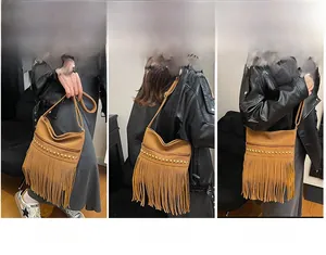 Dettaglio borsa a tracolla marrone con frange, rivetti dorati e tre modi di uso