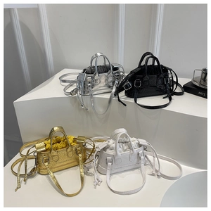 Mini sacs cabas avec texture croco en argent, or, noir et blanc présentés en groupe