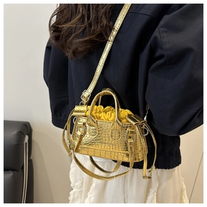 Détail du sac seau doré à motif crocodile avec doublure intérieure à cordon jaune
