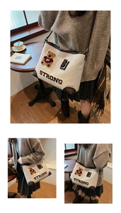 Dettaglio della borsa tote in tela con patch orsetto 3D e rifiniture in pelle