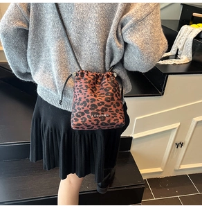 Détail du sac seau à imprimé léopard avec cordon de serrage et texture en toile souple