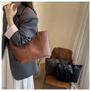 Detailansicht der Vintage-Leder-Einkaufstasche mit modischem Text und Textur-Finish