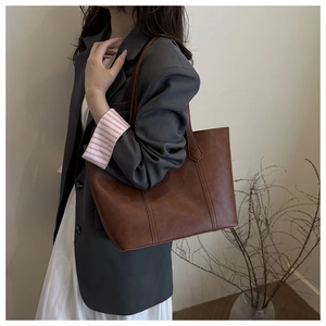 Braune Shopper-Tasche aus Leder mit minimalistischem Design und weicher Kieseltextur
