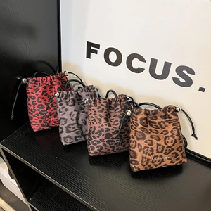 Sacs seaux à imprimé léopard chic en quatre couleurs avec détails de sphères en métal
