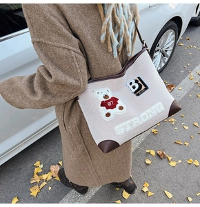 Grande borsa tote in tela con finiture in pelle e ricamo a forma di orso all'aperto