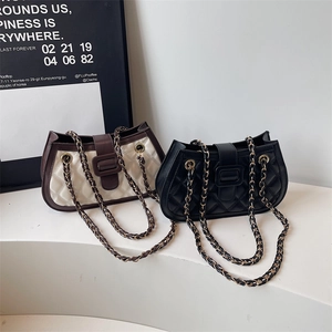 Elegante borsa a tracolla trapuntata in varianti beige e nera su podio bianco