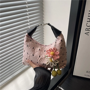 Sac À Épaule Hobo Pour Femmes Texture Plissée Cuir PU Imprimé Lettres Pendentif Fleur Bandoulière Douce