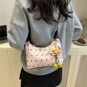 Sac hobo rose avec imprimé lettres, tissu texturé et breloque fleurie tricotée