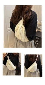 Détail de la texture en velours côtelé et des tirettes de fermeture sur ce sac bandoulière beige