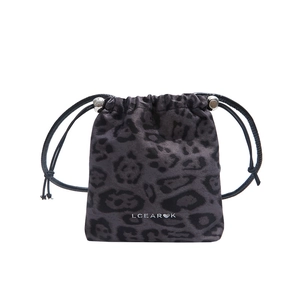 Sac seau chic à imprimé léopard gris foncé avec cordon de serrage et lettrage argenté