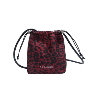 Sac seau à motif léopard avec fermeture à cordon et boucles métalliques argentées