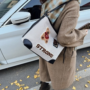 Borsa tote in tela con ricamo orso e bordi in pelle nera per il pendolarismo casual