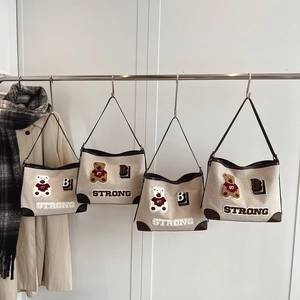 Borsa tote in tela con orsetto cartone animato, toppa stile college e bordi in pelle