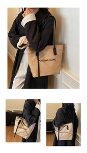 Vue détaillée du grand sac cabas en nylon avec anses noires et imprimé de lettres chic