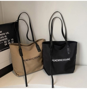 Détail des grands sacs cabas en nylon pour femmes disponibles en noir et kaki chic