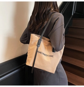 Sac fourre-tout moderne en toile kaki avec bandoulières noires et logo pour le quotidien