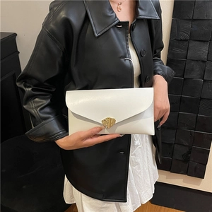 Pochette de soirée blanche élégante avec boucle magnétique en forme de feuille d'or