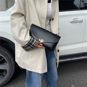 Pochette enveloppe de soirée noire minimaliste avec fermoir feuille d'or décoratif