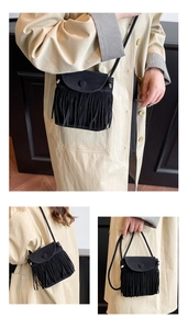 Details einer schwarzen matten Umhängetasche im Vintage-Stil mit langen Fransenakzenten