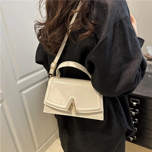 Borsa a mano bianco crema con chiusura a V dorata e tracolla regolabile per spalla o a tracolla