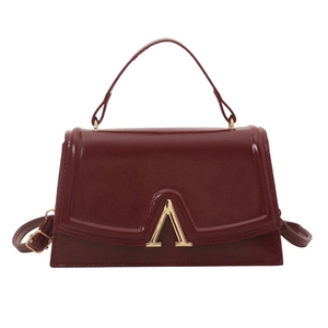 Borsa a tracolla quadrata in pelle verniciata rosso vino con fibbia dorata a V