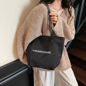 Grand sac fourre-tout en nylon noir avec imprimé lettres blanches au style urbain épuré