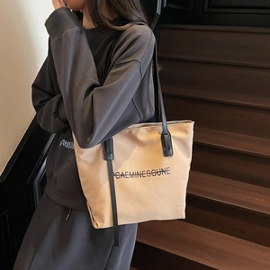 Grand sac cabas en toile kaki avec poignées noires et imprimé de lettres pour le quotidien