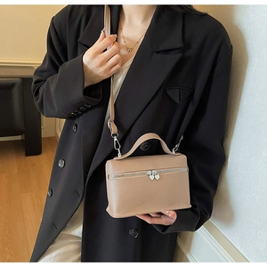 Détails du sac carré en cuir kaki avec fermetures éclair en cœur et bandoulière