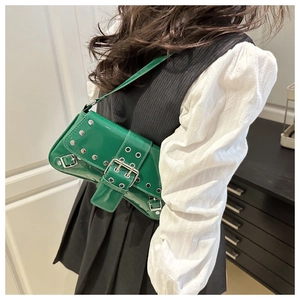 Détail du sac à bandoulière vert émeraude verni avec rivets et boucle argentée