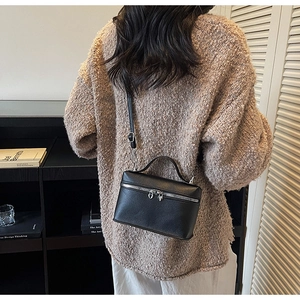 Détail du sac boîte en cuir texturé avec des fermetures éclair métalliques en forme de cœur