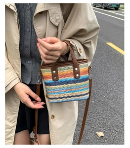 Détail macro du sac cabas tissé arc-en-ciel avec poignées en cuir et texture en fibres
