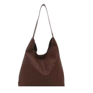 Grand sac cabas rétro en cuir tressé marron foncé avec un design de style hobo minimaliste