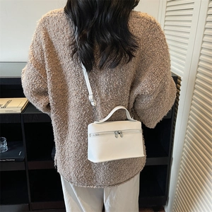 Petit sac à main blanc minimaliste en cuir avec poignée et bandoulière réglable