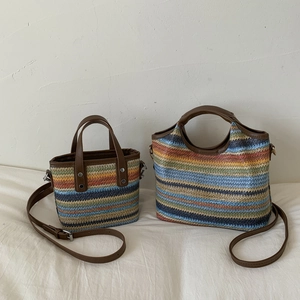 Sac seau en paille tissée à rayures colorées avec anses en cuir marron et bandoulière