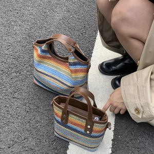 Bunte gewebte Eimertaschen im Retro-Set, große und kleine Größen mit braunen Trägern
