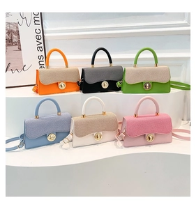 Mini sacs bandoulière en six couleurs avec fermoirs métalliques et rabats texturés
