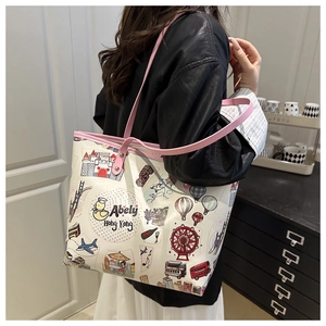 Vue latérale d'un sac cabas à motifs de dessins animés avec des anses en cuir rose