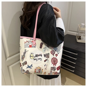 Dettaglio della borsa tote con scarabocchi, spalline rosa e illustrazioni di viaggio