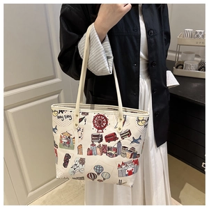 Détail du sac cabas blanc avec illustrations de Hong Kong et rivets de fixation solides