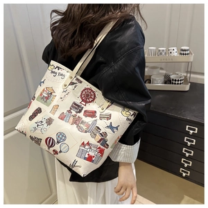 Dettaglio di una borsa tote beige con illustrazioni colorate a tema Hong Kong